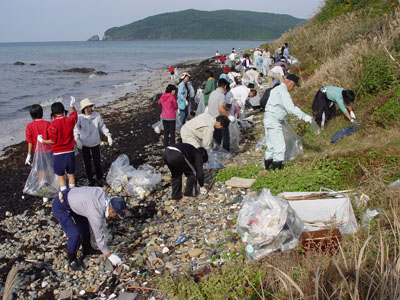 写真：長門市大浦海岸清掃の様子